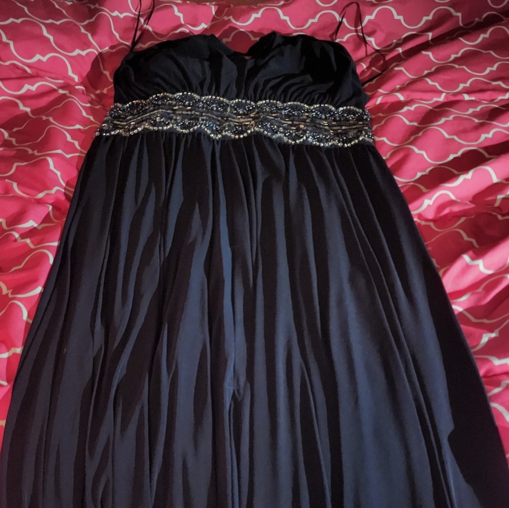 Black sleeveless dress